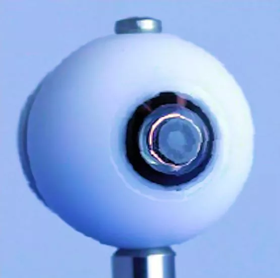 Switchable magnification contact on an optoelectronic artificial eye (Photo: Optics Express)