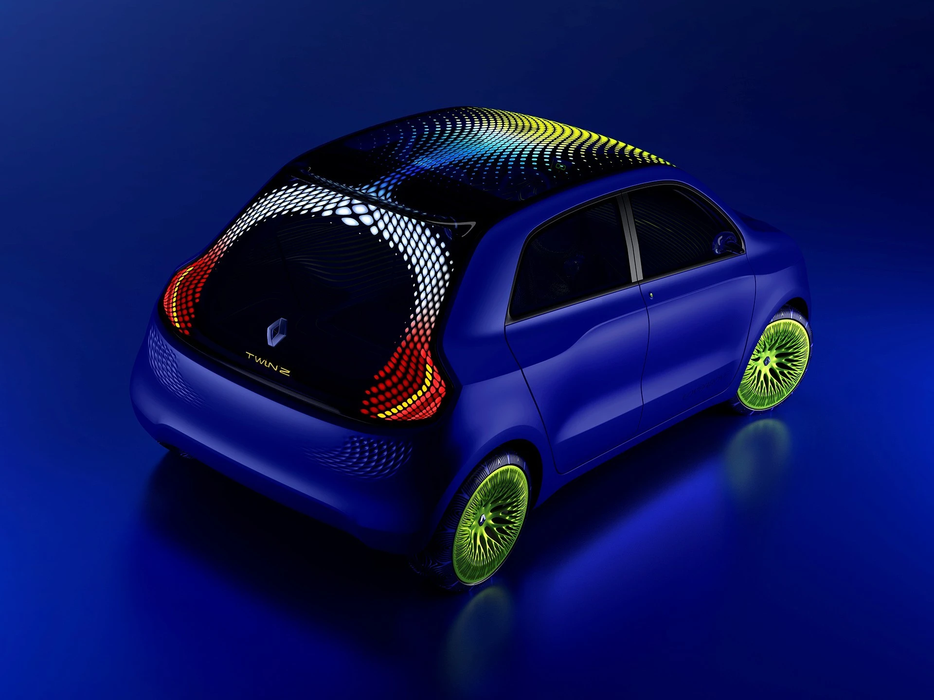 Only 3.62 meters (11.87 ft) long the Twin’Z is city car stubby with a high waistline, low stance and 18-inch low profile wheels pushed out to the corners