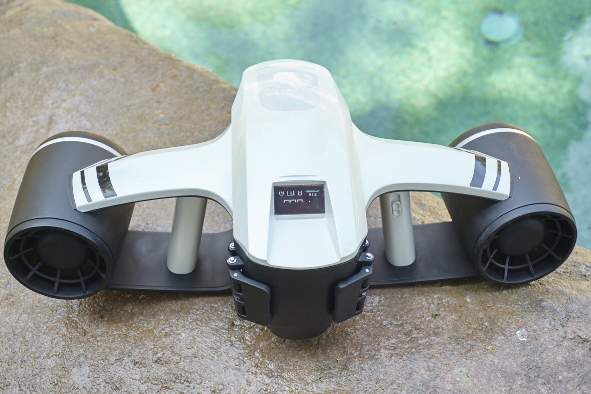 One thing that sets the SeaFlyer apart is an OLED "dashboard" that displays the current speed, depth, water temperature and battery charge level