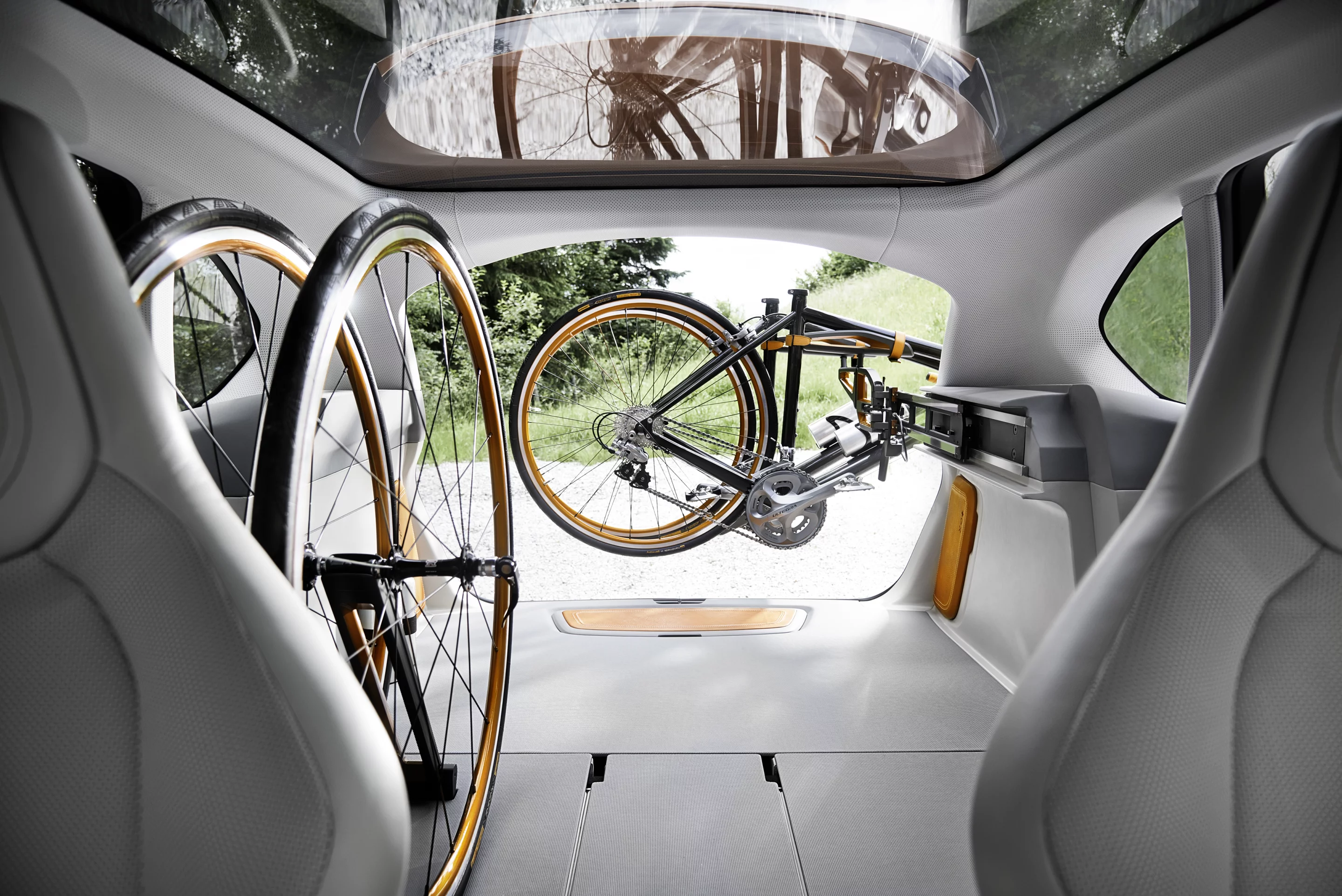 The carrier holds bikes for transport and maintenance thanks to a pivoting arm