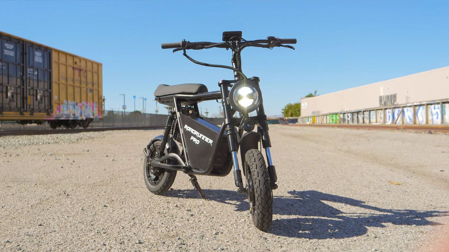 The Roadrunner Pro benefits from a chunky memory foam seat and full suspension
