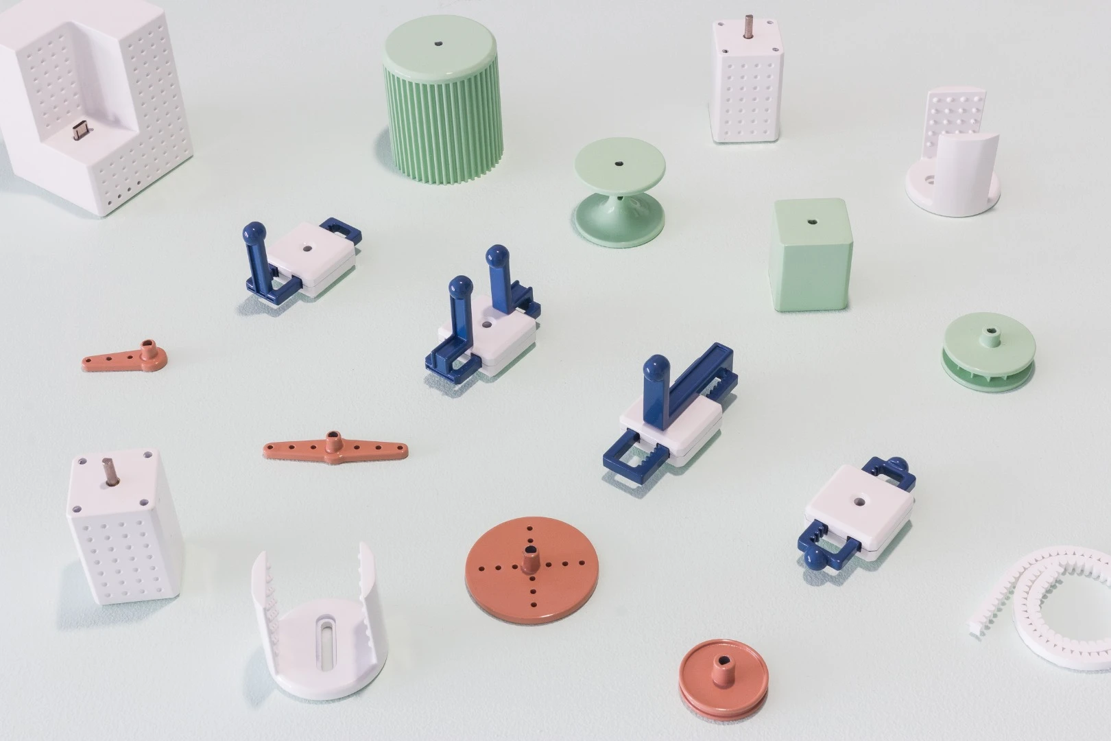 The Smartians toolkit includes two motors, a hub, and three sets of add-ons