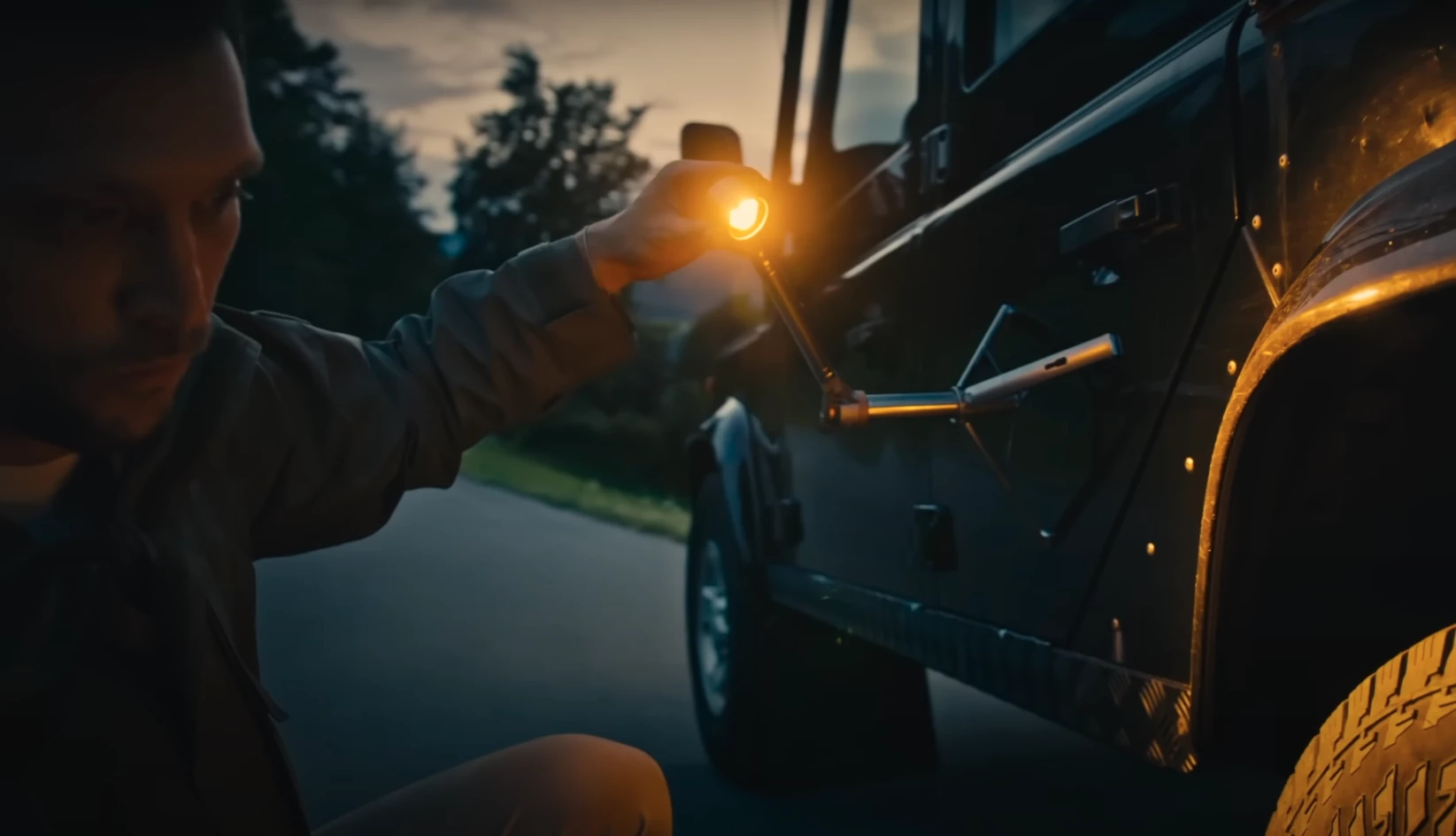 The fully swiveling arm and lamp ensure you can fire light precisely where you need it