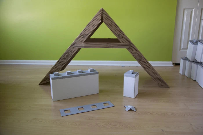 The kit comes with pieces designed specifically for the roof, because we all know the best forts provide some form of shelter