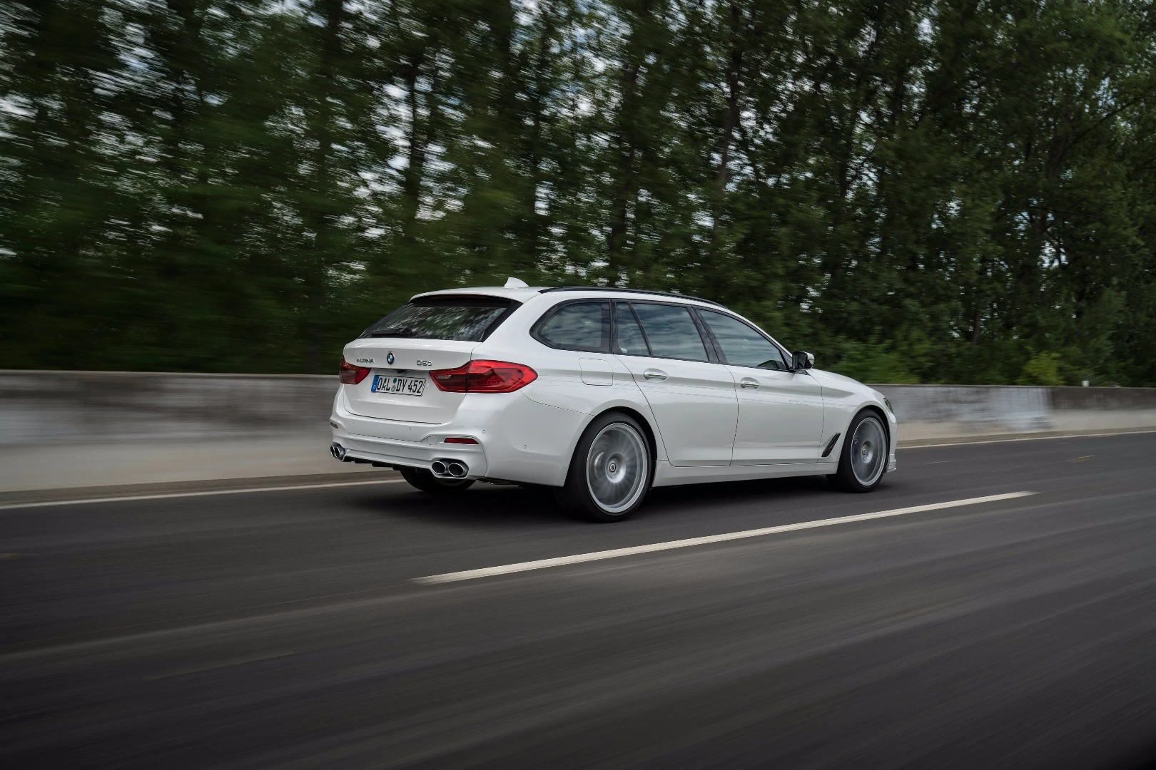 The D5 S rides on 20-inch wheels