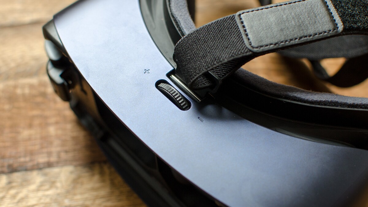 Focus dial on top of the Gear VR