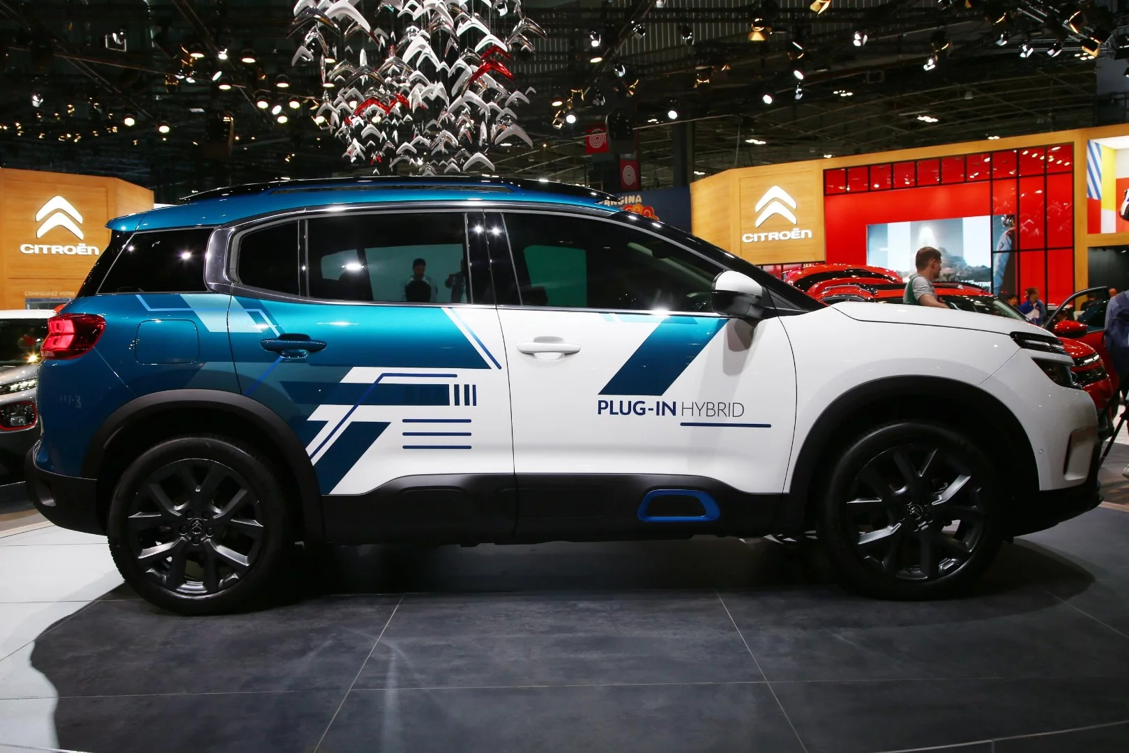 The C5 Aircross Hybrid Concept foreshadows the plug-in hybrid version of the C5 Aircross SUV, which also makes its debut at the Paris show