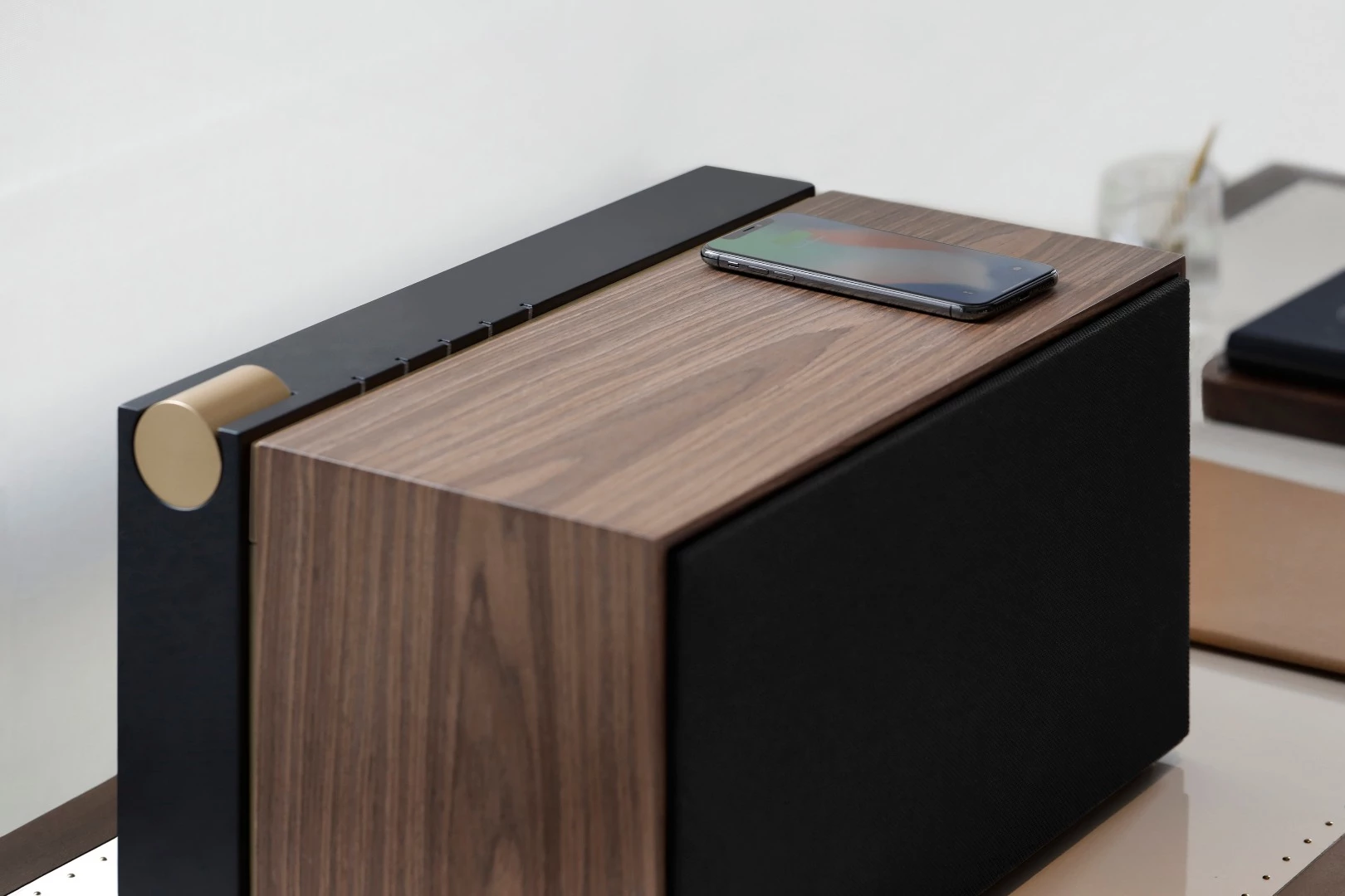 With the optional addition of a Drop wireless charger, PR / 01 users can top up any Qi-enabled smartphone cable-free