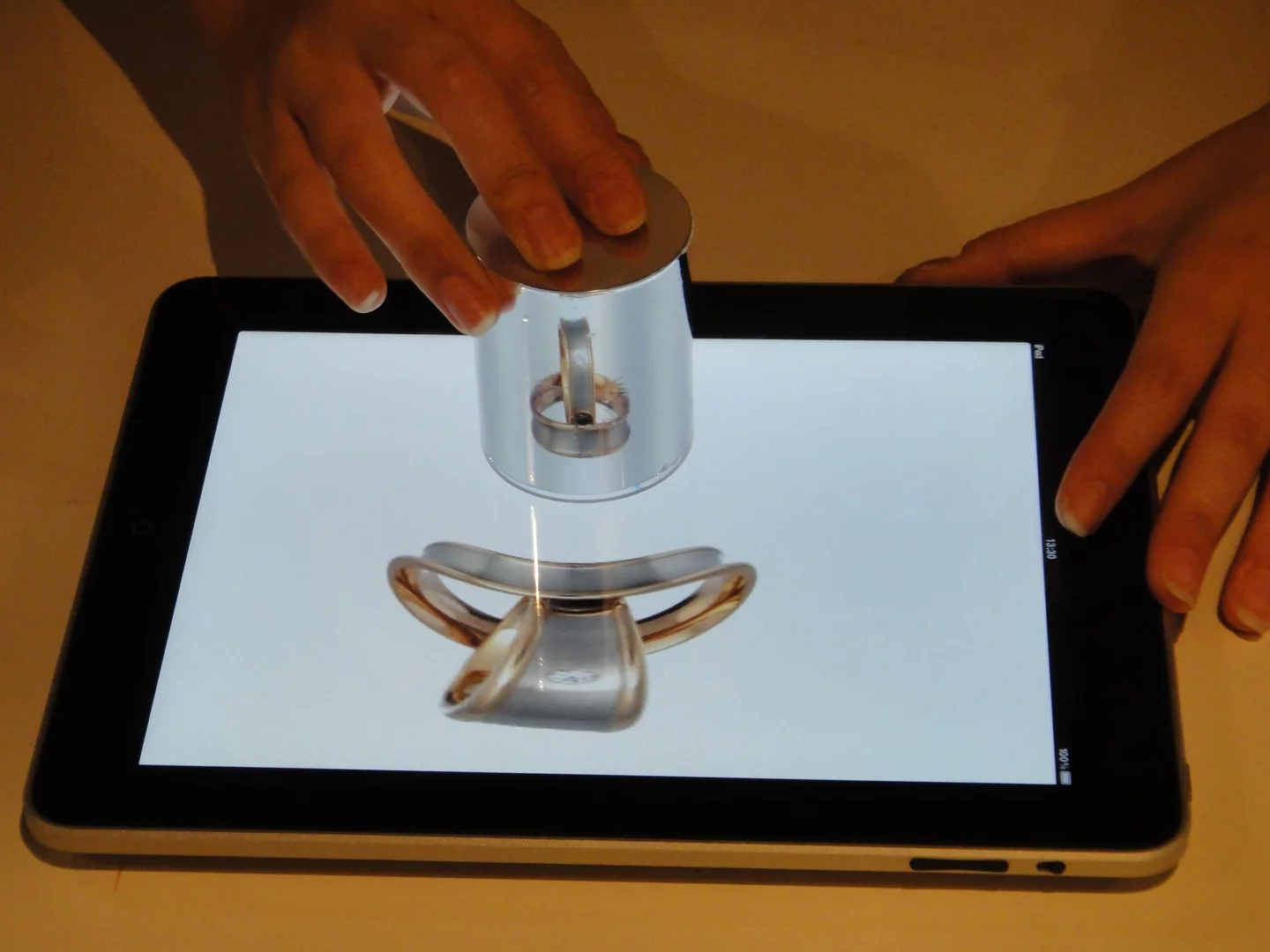 iPad anamorphicon with 3D display device (Photo: DigInfo)