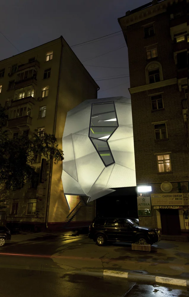 The Parasite office in Moscow from za bor architects utilizes the abandoned space between buildings to create a multistory office environment. The structure sits above the laneway between the buildings and resembles an organic growth seemingly joining up the two disparate buildings on either side
