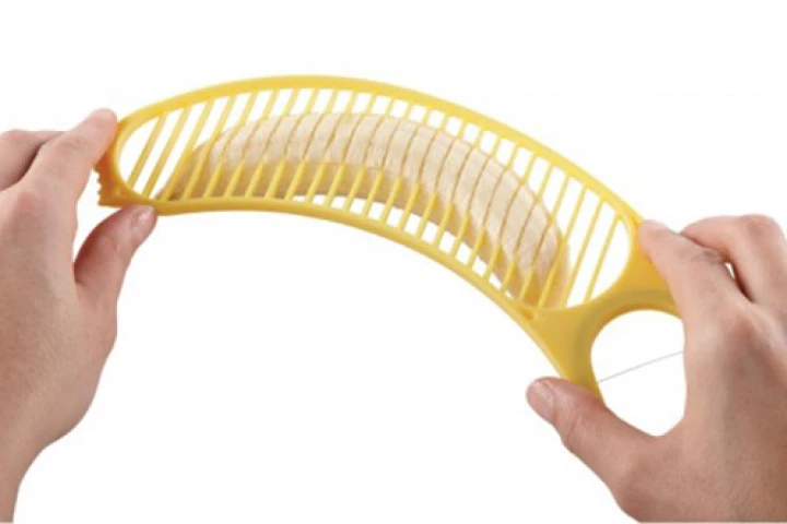 The 3-in-1 Banana Split Tool has a series of plastic edges allow you to slice the banana neatly into up to 20 pieces