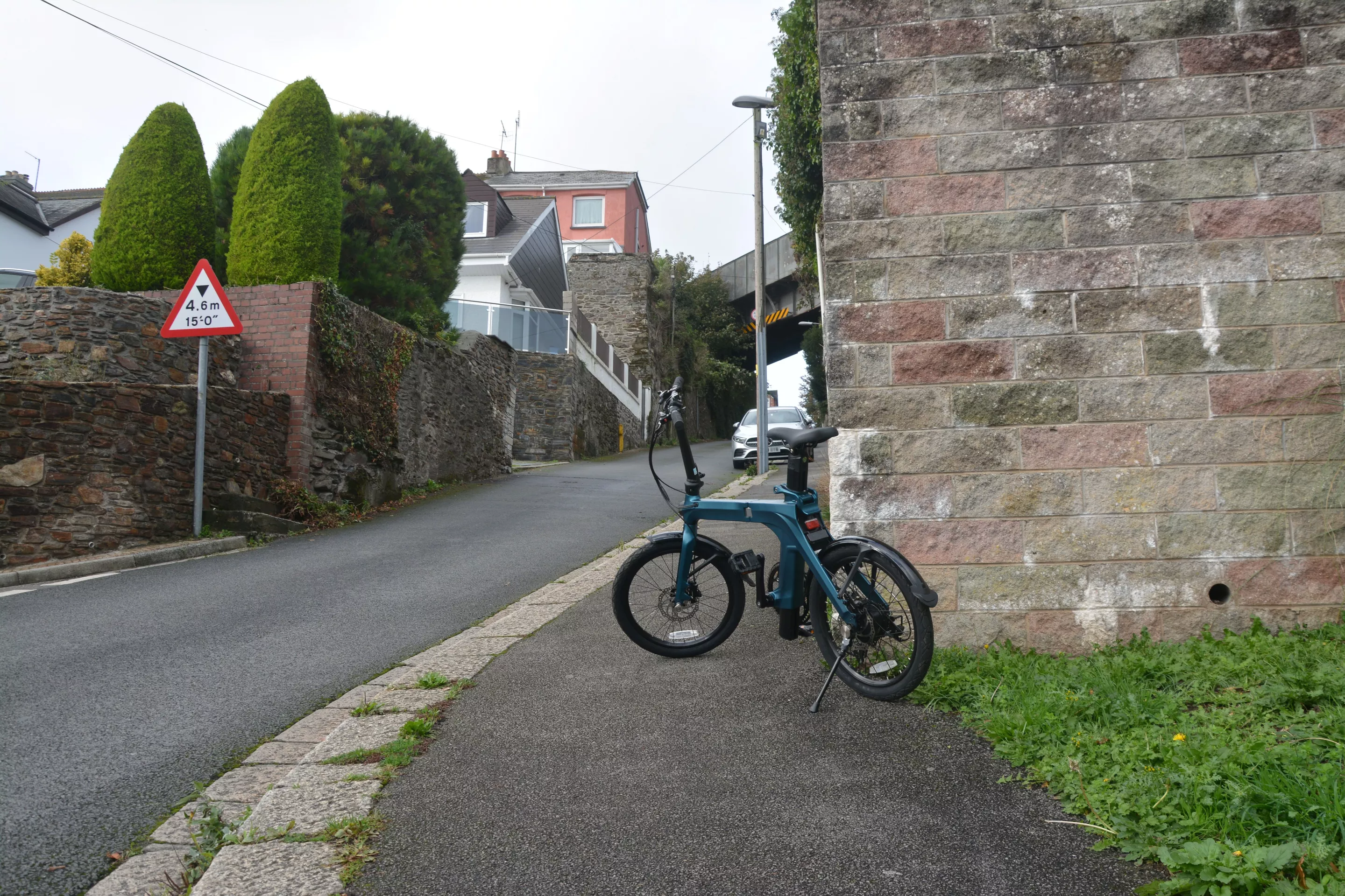 Our test ride locations were blessed with many hills, and the combination of a rear hub motor with three assist levels and seven mechanical gears helped level out some of the less severe inclines