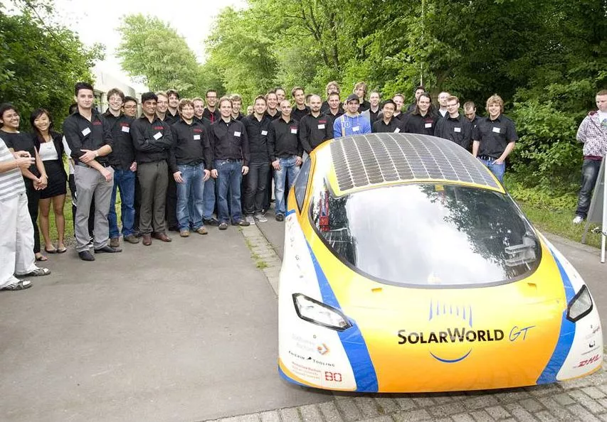 The SolarWorld GT with its team of Bochum University students
