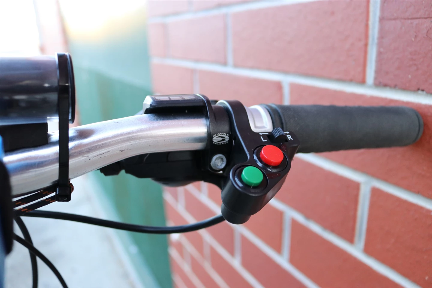 The bar-mounted turn indicator remote