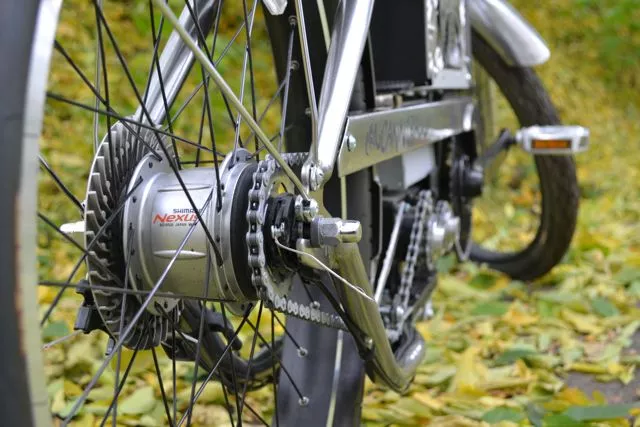 Gear-shifting is handled by an 8-speed Shimano Nexus SG-8R20 rear hub transmission