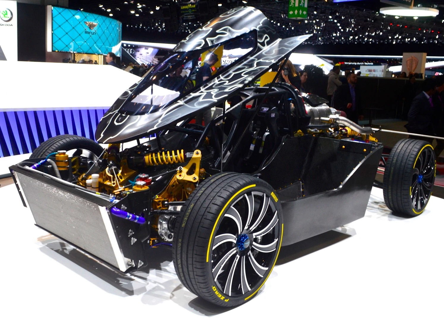 This chassis features the single-dome canopy and a fuller safety cage around the driver