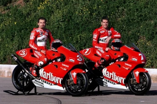 The first team to ride M1s was in 2002 - Max Biaggi and Carlos Checa of the Marlboro Yamaha team. Marlboro subsequently moved its sponsorship to Ducati though the team perfromed satisfactorily in MotoGP's first 4-stroke year. Biaggi won two races, the tea