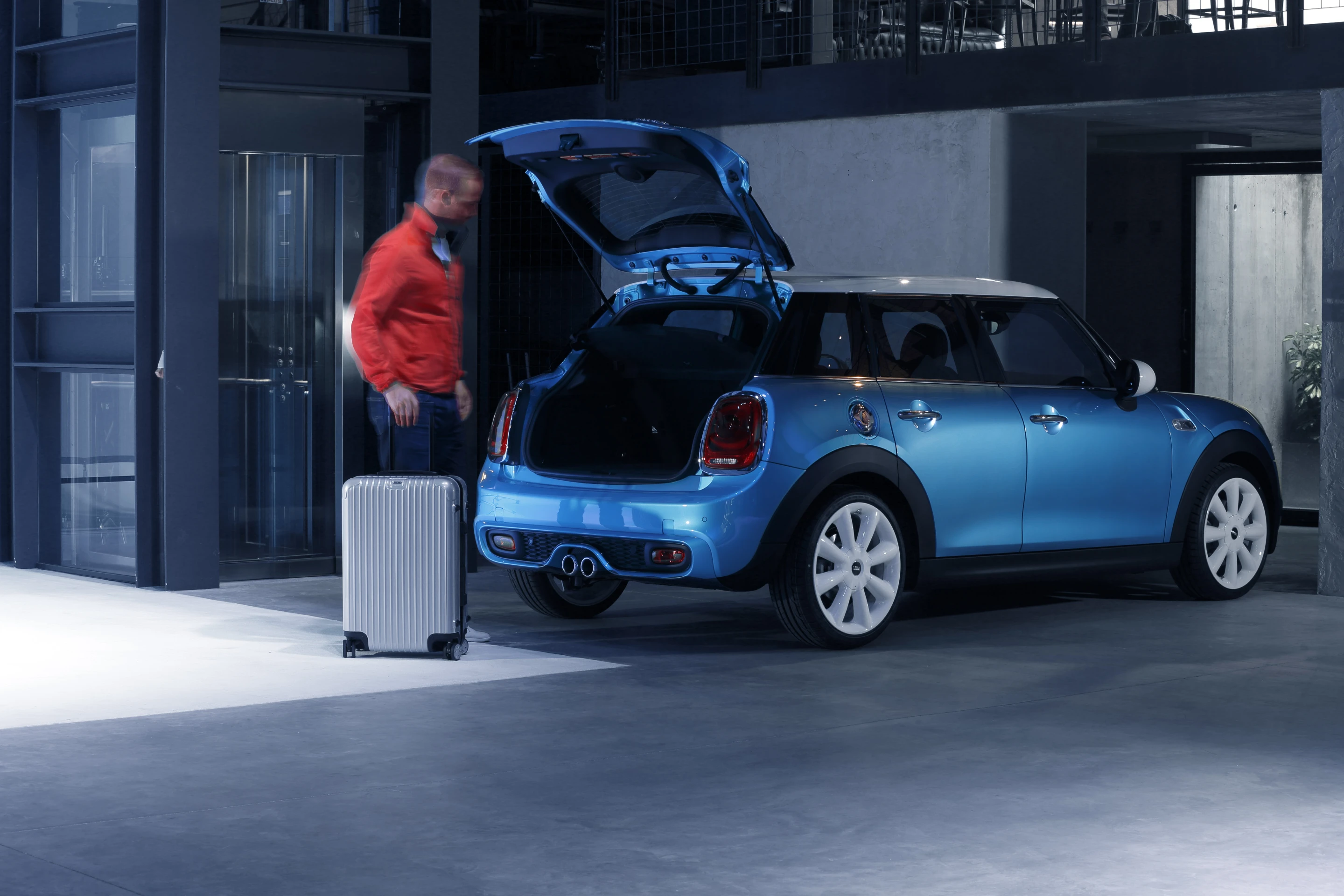 The 5-door Mini Cooper S has 21 liters more space in the boot than the 3-door
