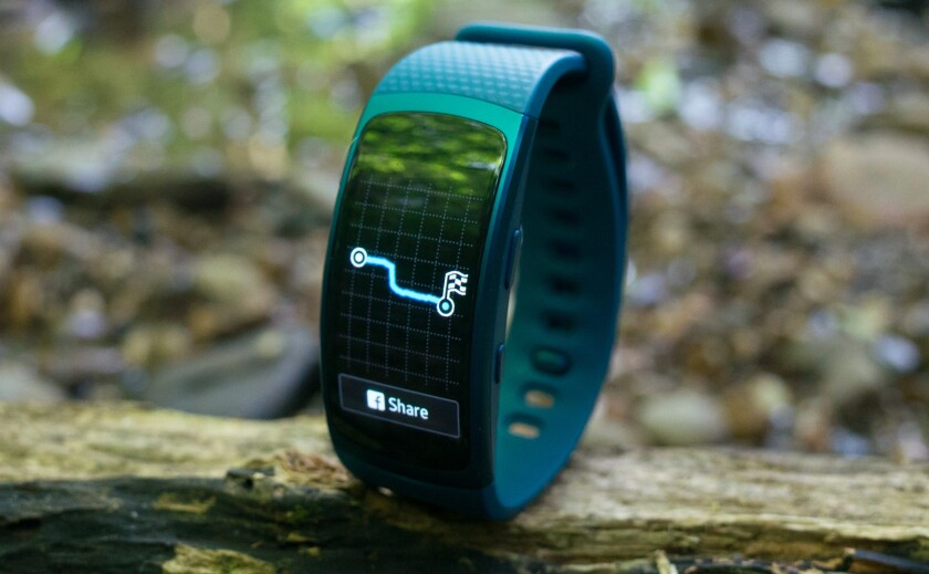 The screen of the Samsung Gear Fit2 is highly reflective, making it difficult to read in some situations