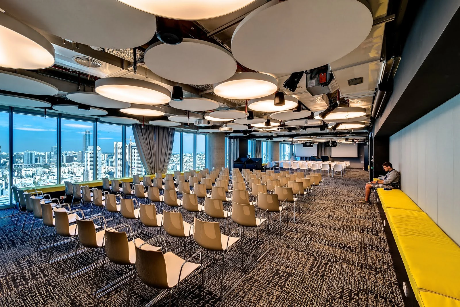 Spread across seven floors and 8000 square meters (86,111 sq.ft), the Google hub caters for its vast team (Photo: Itay Sikolski)