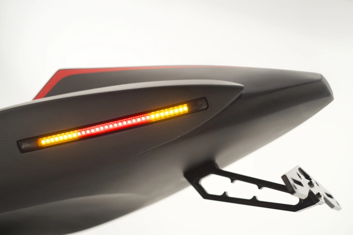 Spirit GP R: integrated LED indicators and taillights