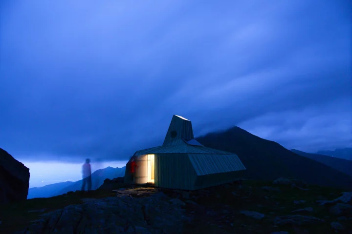 Archaeus was required to transport the prefabricated building via helicopter in three main sections