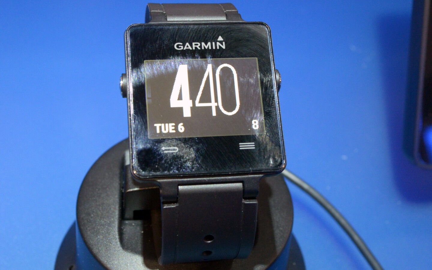The Garmin Vívoactive in black (Image: C. C. Weise/Gizmag)