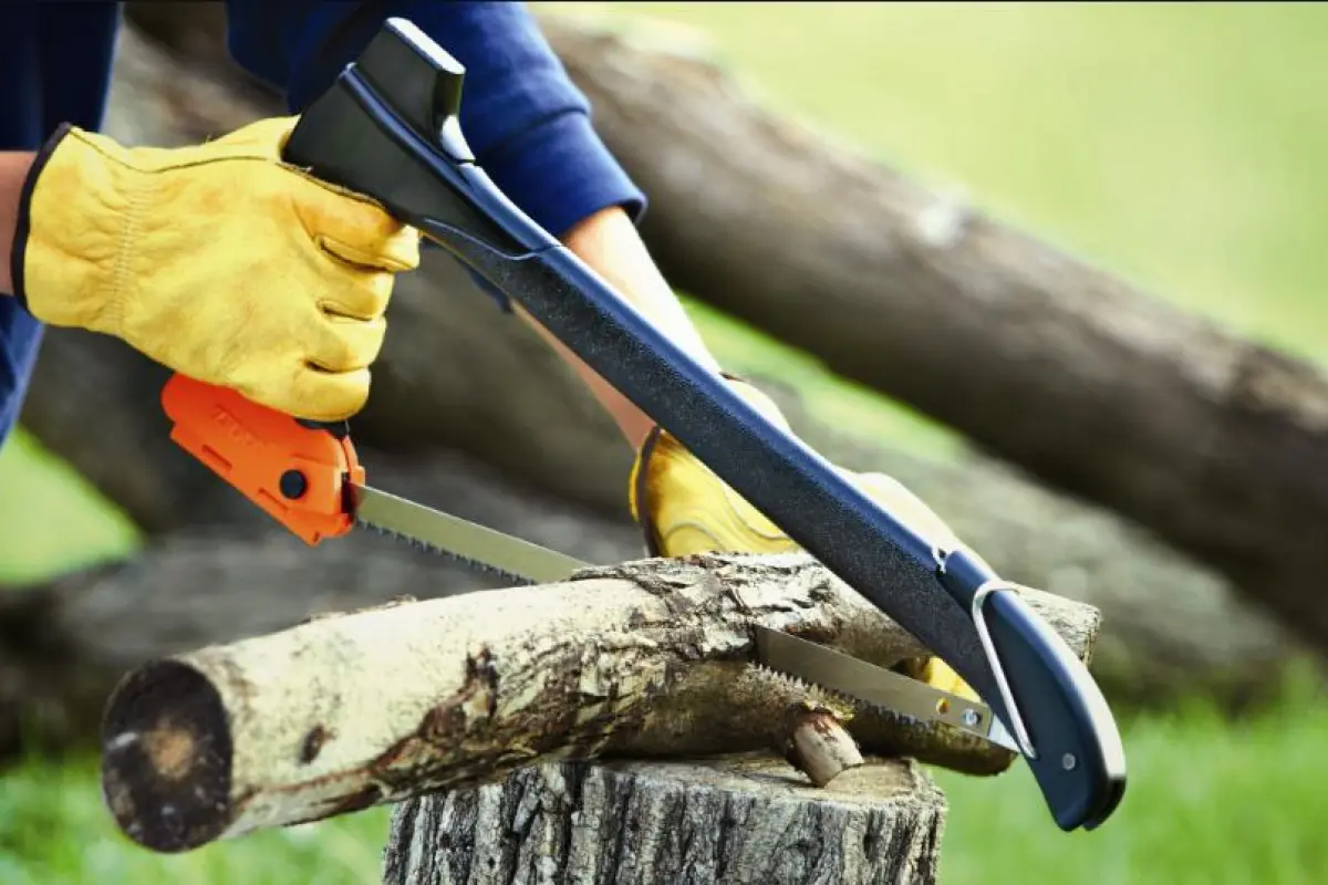 The saw is good for logs up to four inches (10.1 cm) thick