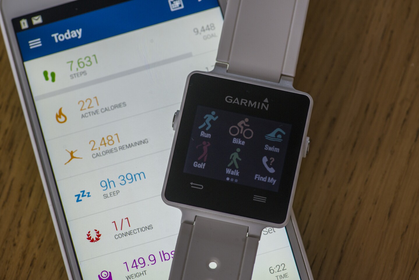 The Garmin vivoactive works with the Garmin Connect app for Android or iOS