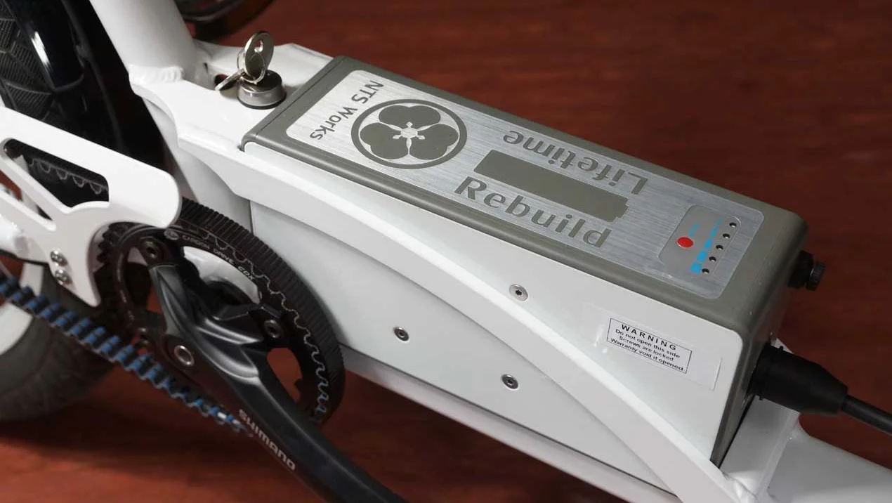 The 36-volt, 14.3-Ah lithium-ion battery provides a claimed average range of 25 miles (40 km) per charge