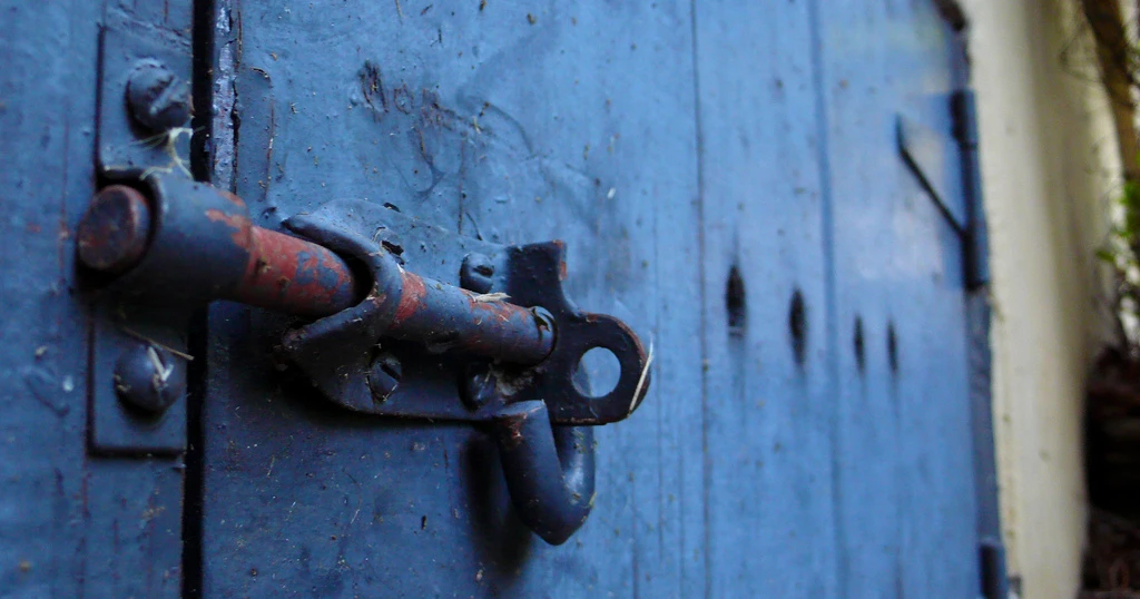 Gizmag examines a painless approach to password management using encrypted text files synchronized across devices (Photo: Damien Ayers)
