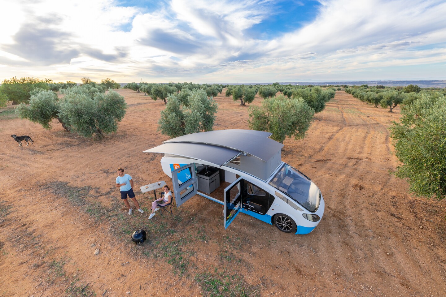 Avec le toit relevé et tous les panneaux en place, les 17,5 m2 de panneaux photovoltaïques du Stella Vita peuvent absorber l'énergie du soleil pendant le camp.