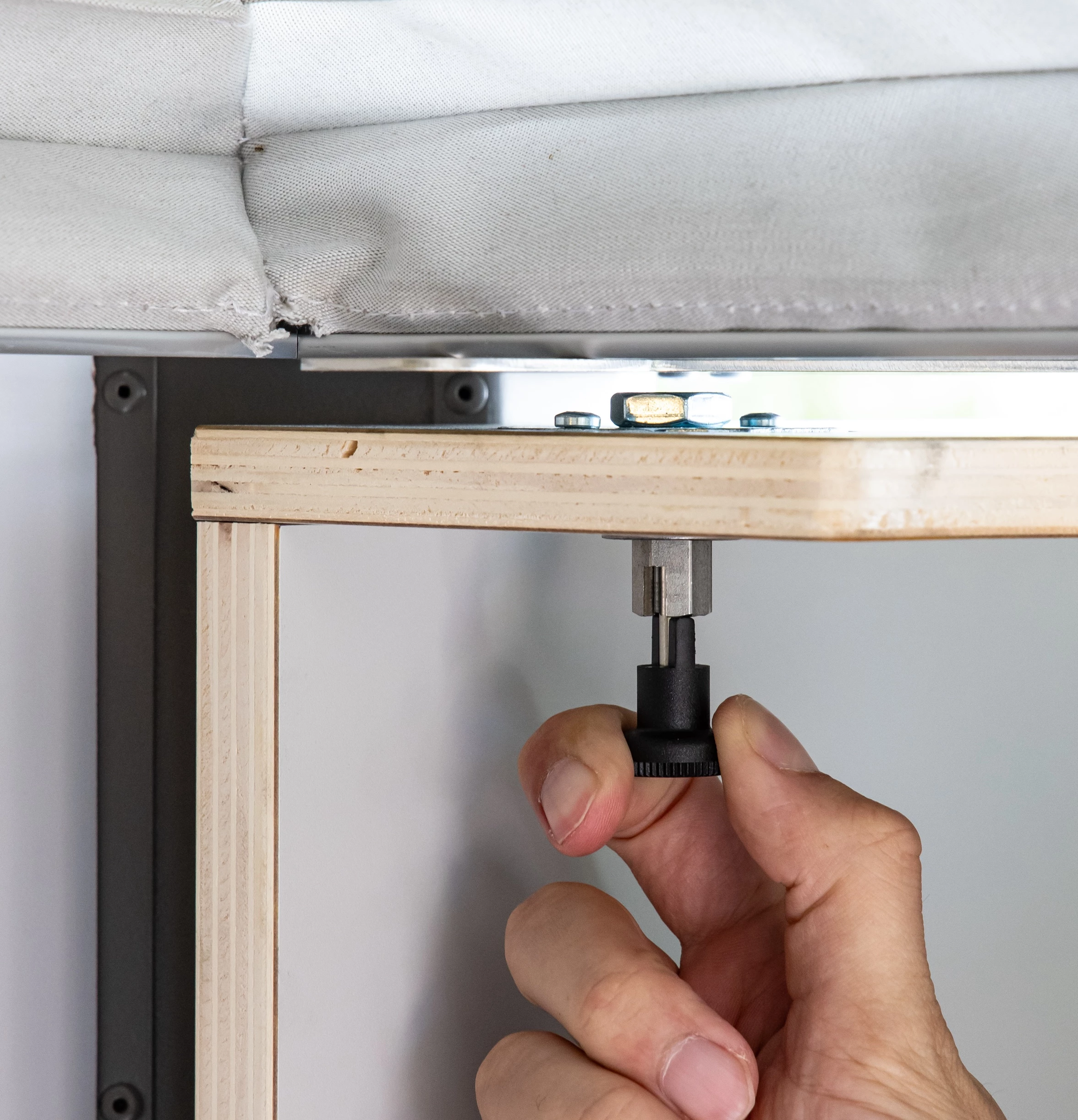 Since vans have different heights, the PlugVan module features accordion-like extendable upper walls