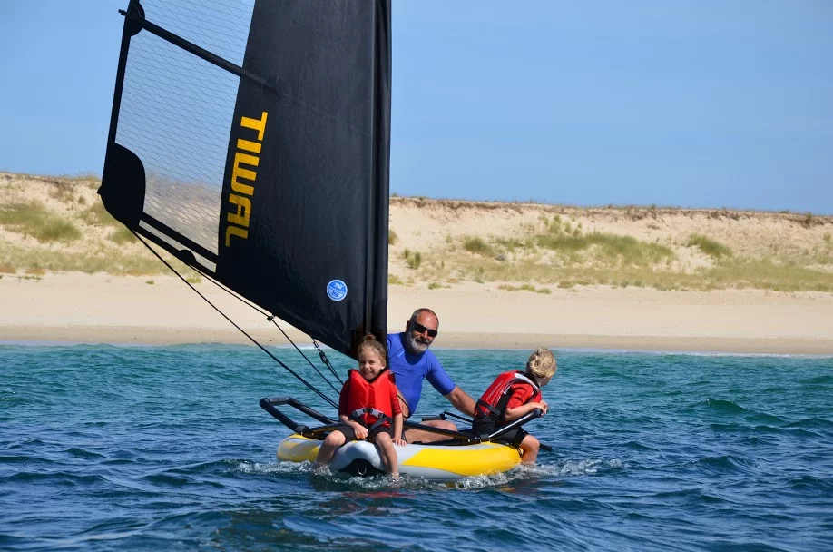 One adult sailing with two kids (Photo: Tiwal)