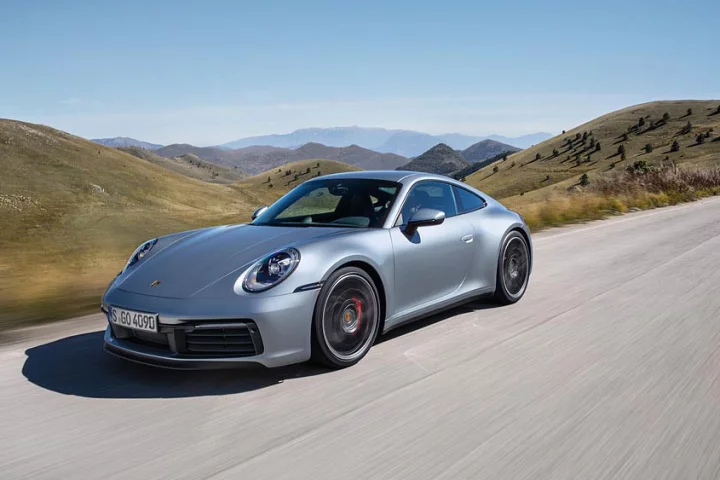 Under the hood of the new eighth-generation 911, a turbocharged flat-six engine pumps out 331 kW (450 PS)