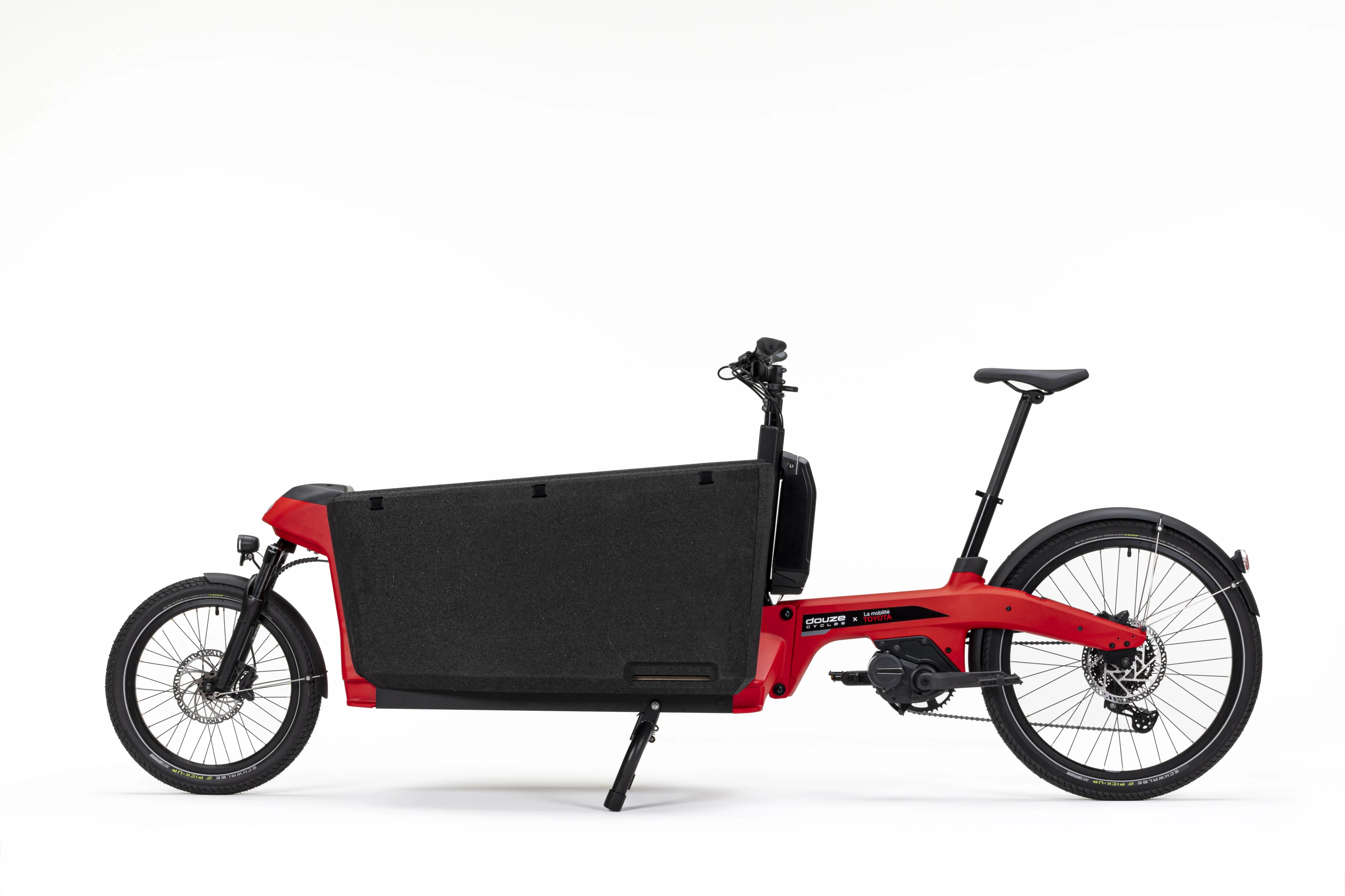 The Douze Cycles x La mobilité Toyota model can be had with a 300-liter cargo box