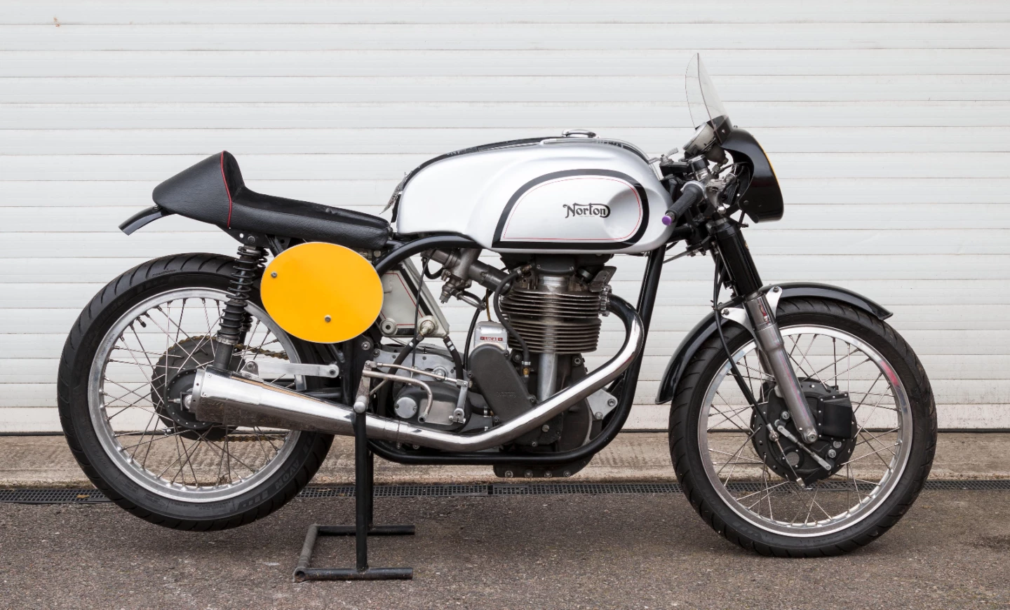 A 1961 Norton 499cc Manx Model 30M with a long competition history from the same stable as the 350 Manx mentioned elsewhere, with many of the same modifications. The price of $39,325 (£29,900) represented good buying for someone wishing to go classic racing. Auction Description