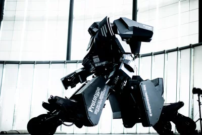 Kuratas: raises and lowers on its four wheeled legs