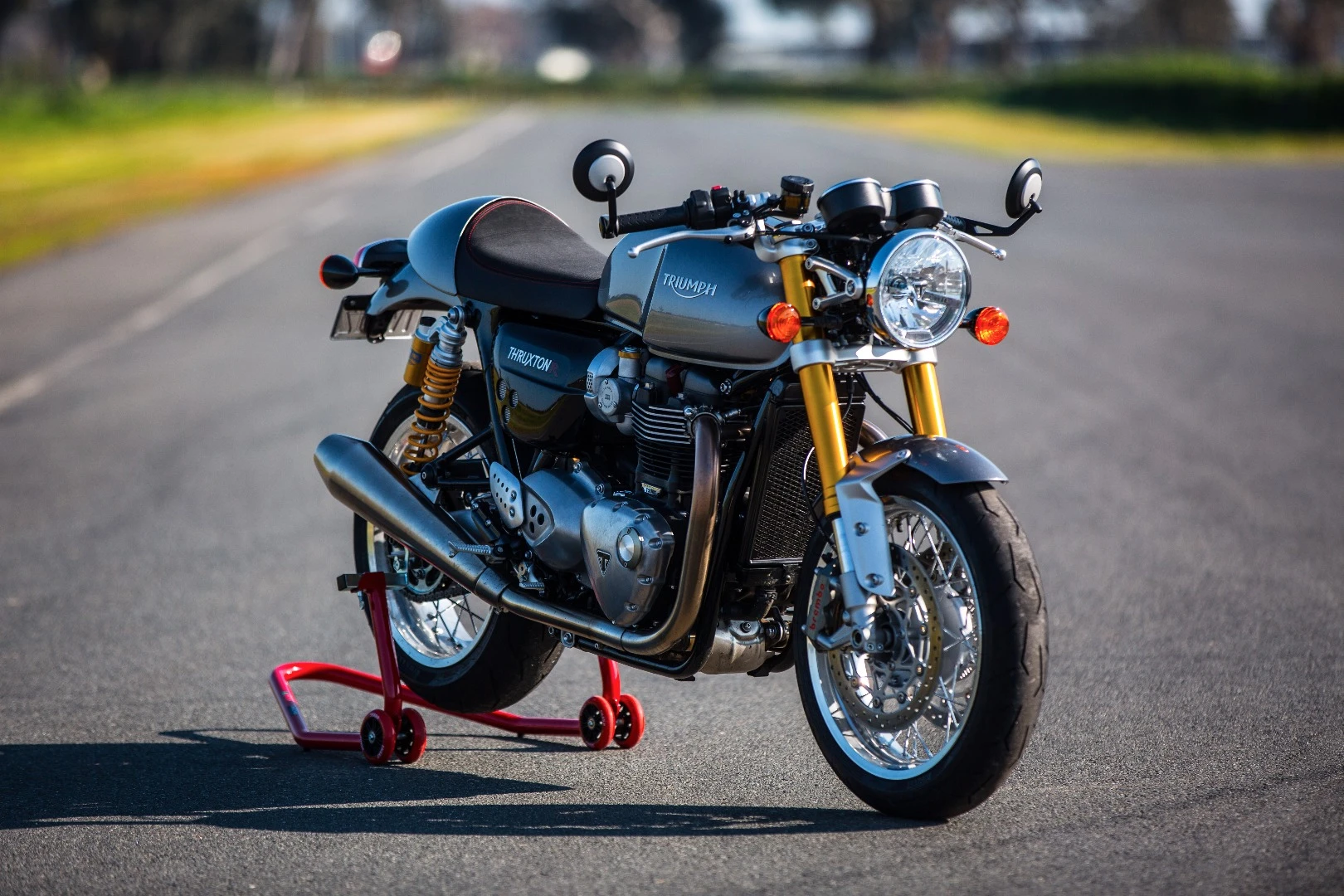 Triumph Thruxton R: golden forks may not be Ohlins, but they send a message: this is a performance machine