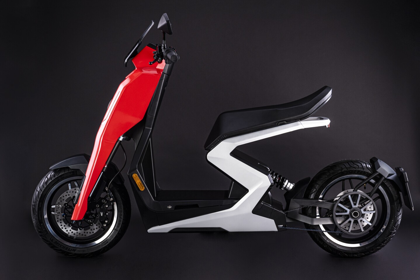 The i300 e-scooter is built around a striking Z-shaped aluminum exoskeleton