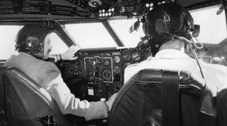 The cockpit of Comet-1