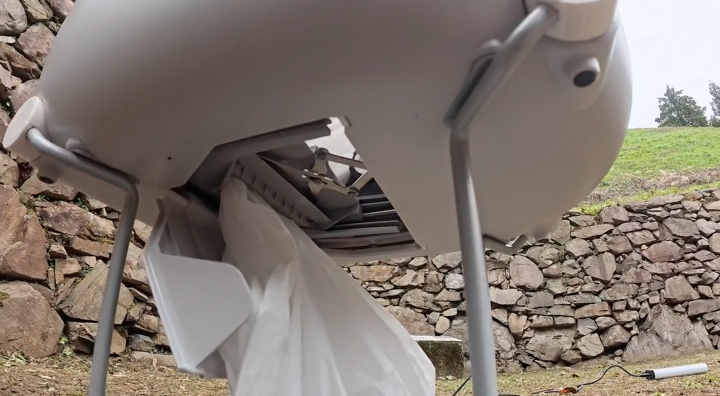 The automated slider seals the bag before cutting it off the roll