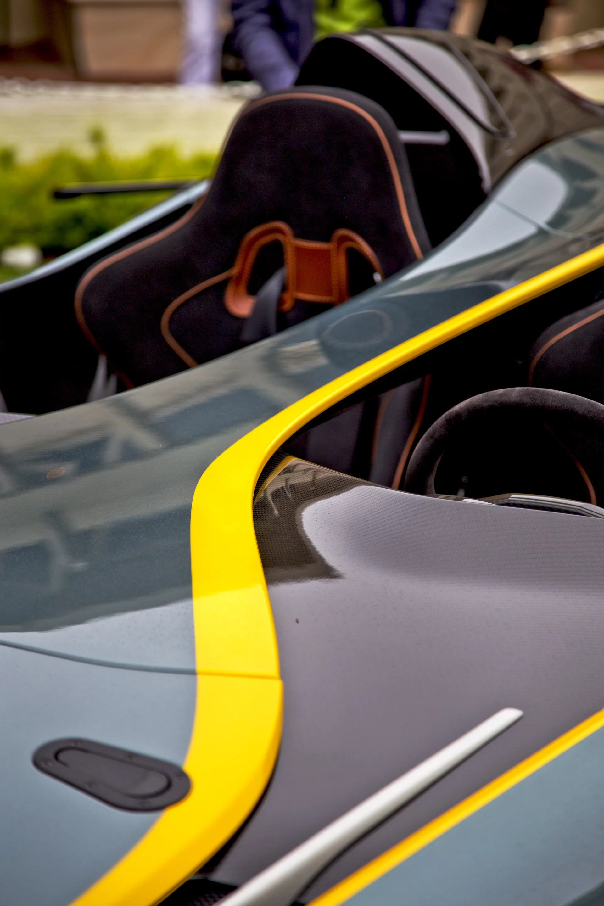 Aston Martin CC100 Speedster passengers are separated by a carbon fiber cockpit divider of that flows from the hood to the rear decklid (Photo: Angus MacKenzie/Gizmag.com)