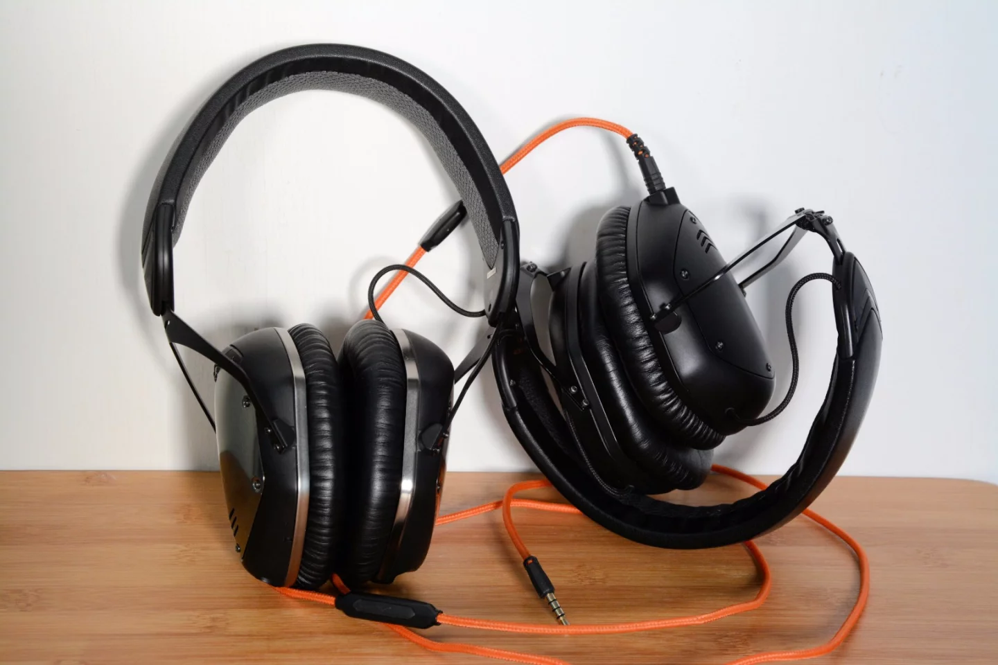 The Crossfade Wireless headphones have the same V-Moda design signature as the award-winning M-100s from 2012