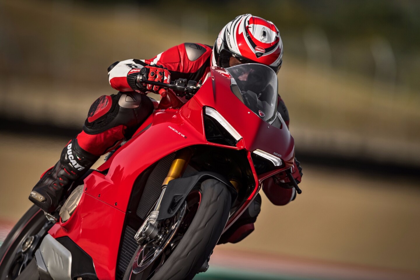 2018 Ducati Panigale V4 S: One key feature, as on the MotoGP bike, is the counter-rotating crank, which spins in the opposite direction to the wheels