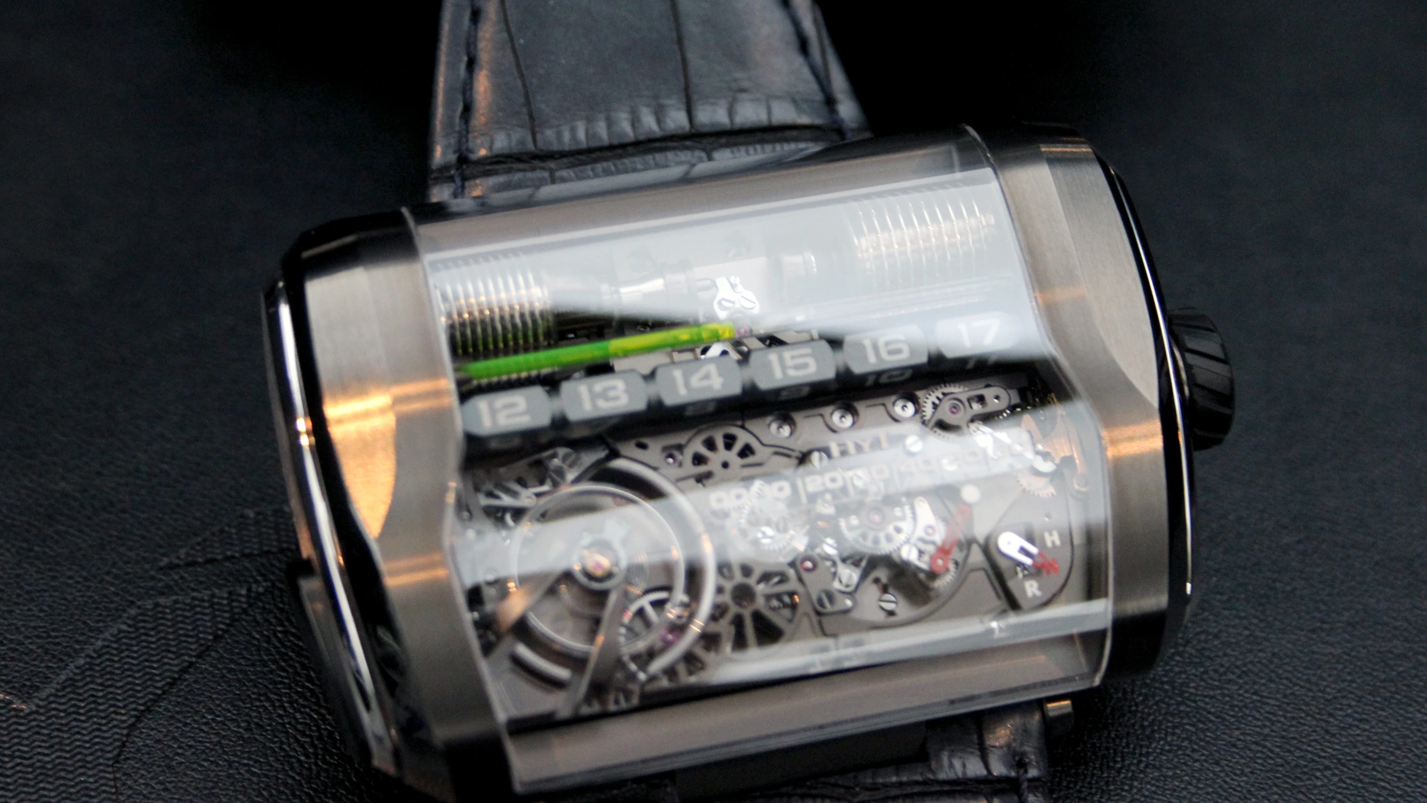 Once six hours pass, the mechanism goes into retrograde, with the resulting energy being harvested to turn the four-faced dial below (Photo: Chris Wood/Gizmag)