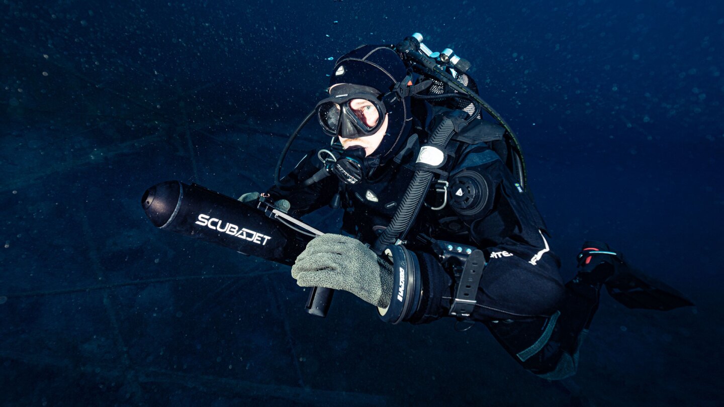 The Scubajet Pro generates 20 kg (44 lb) of thrust, taking users up to a top speed of 11 km/h (7 mph)