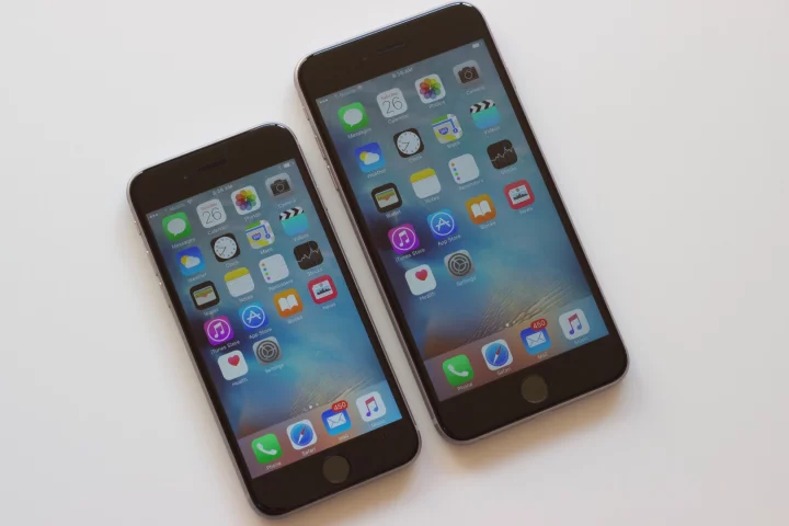 Before running our full review, Gizmag takes a look at Apple's 2015 iPhones, the iPhone 6s (left) and iPhone 6s Plus