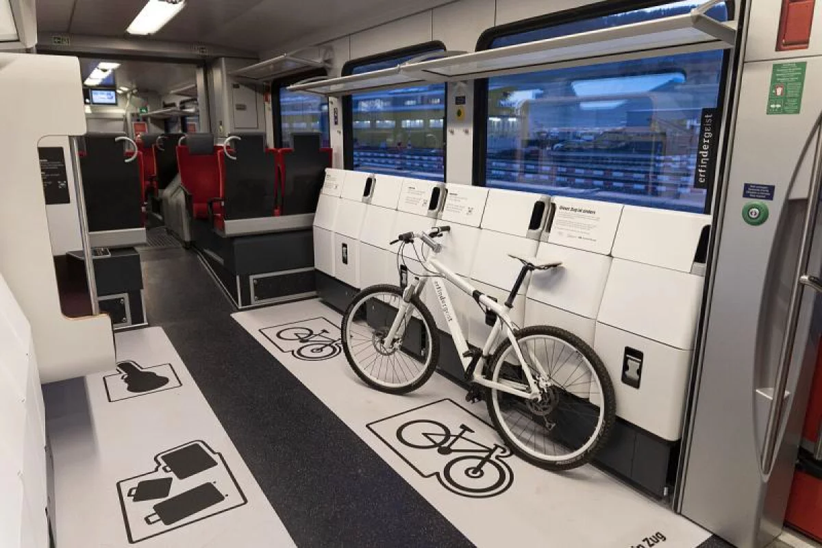 All four seats can be folded back for bicycle parking at peak hours