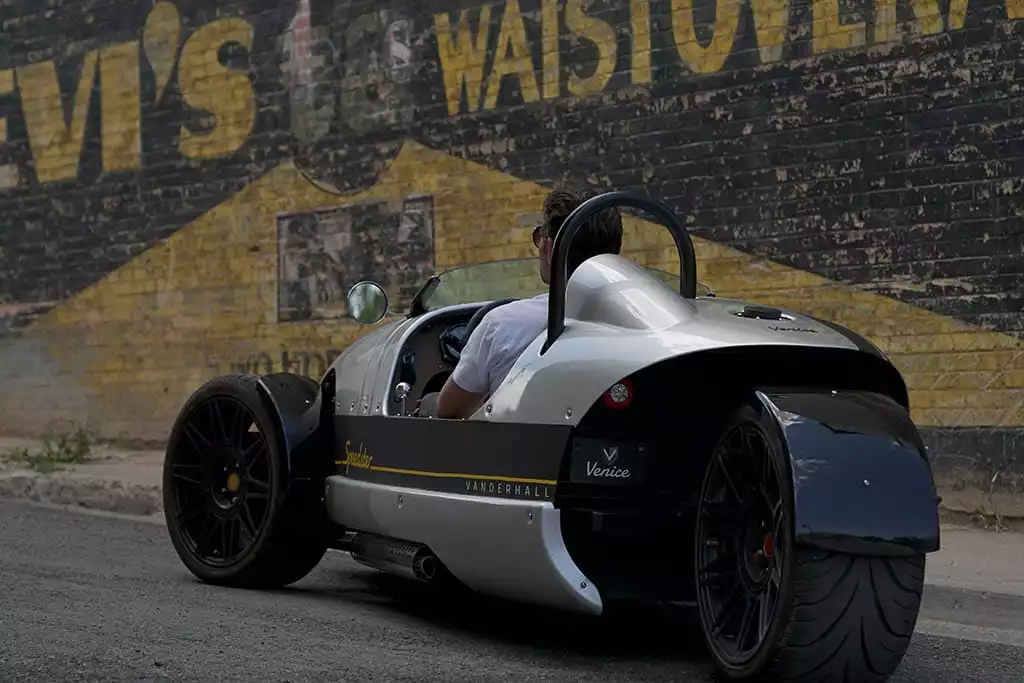 Vanderhall Speedster: fat 285-section rear tire